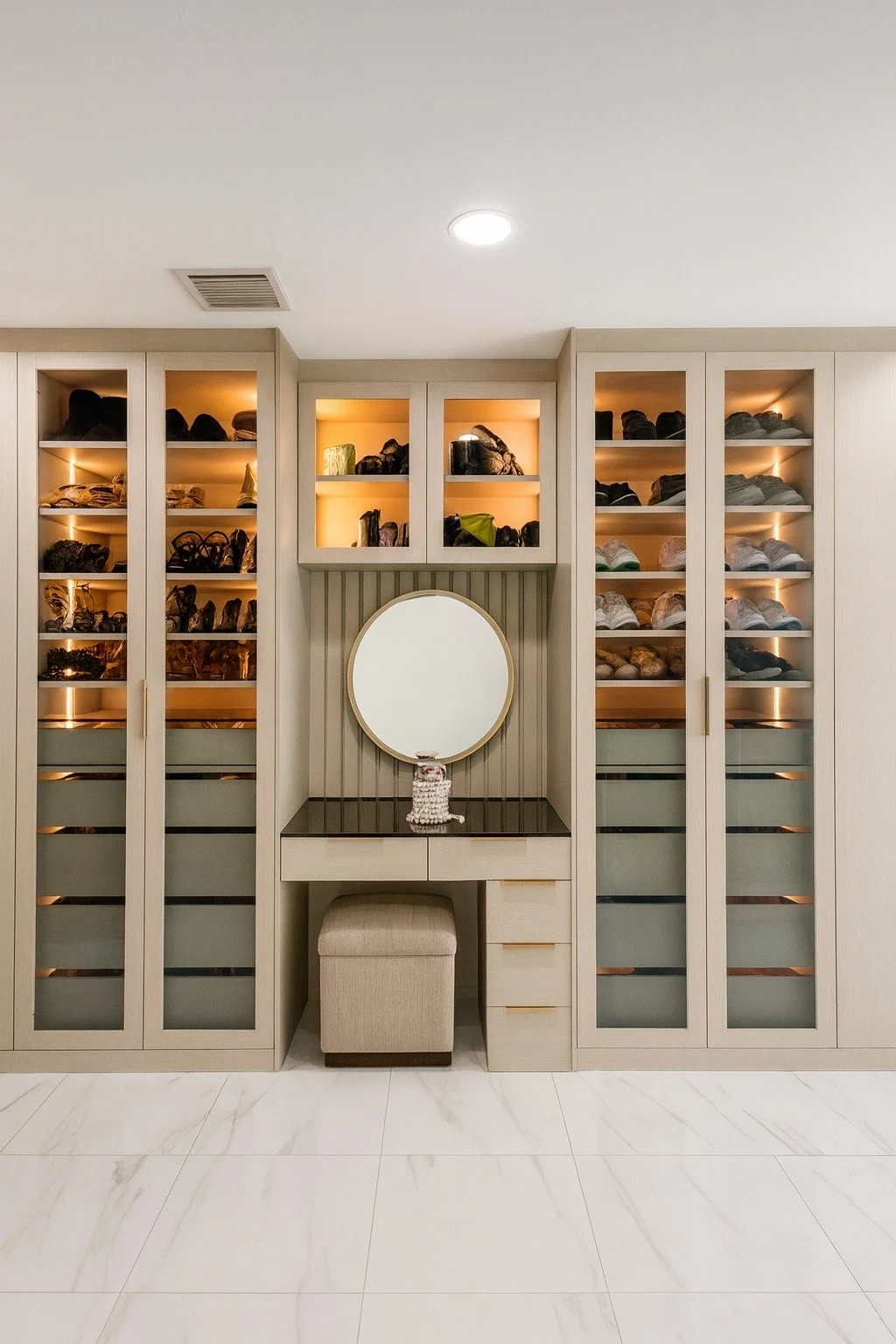 walk-in clóset con iluminación integrada fabricado e instalado por Closet Detail en Weston, Florida