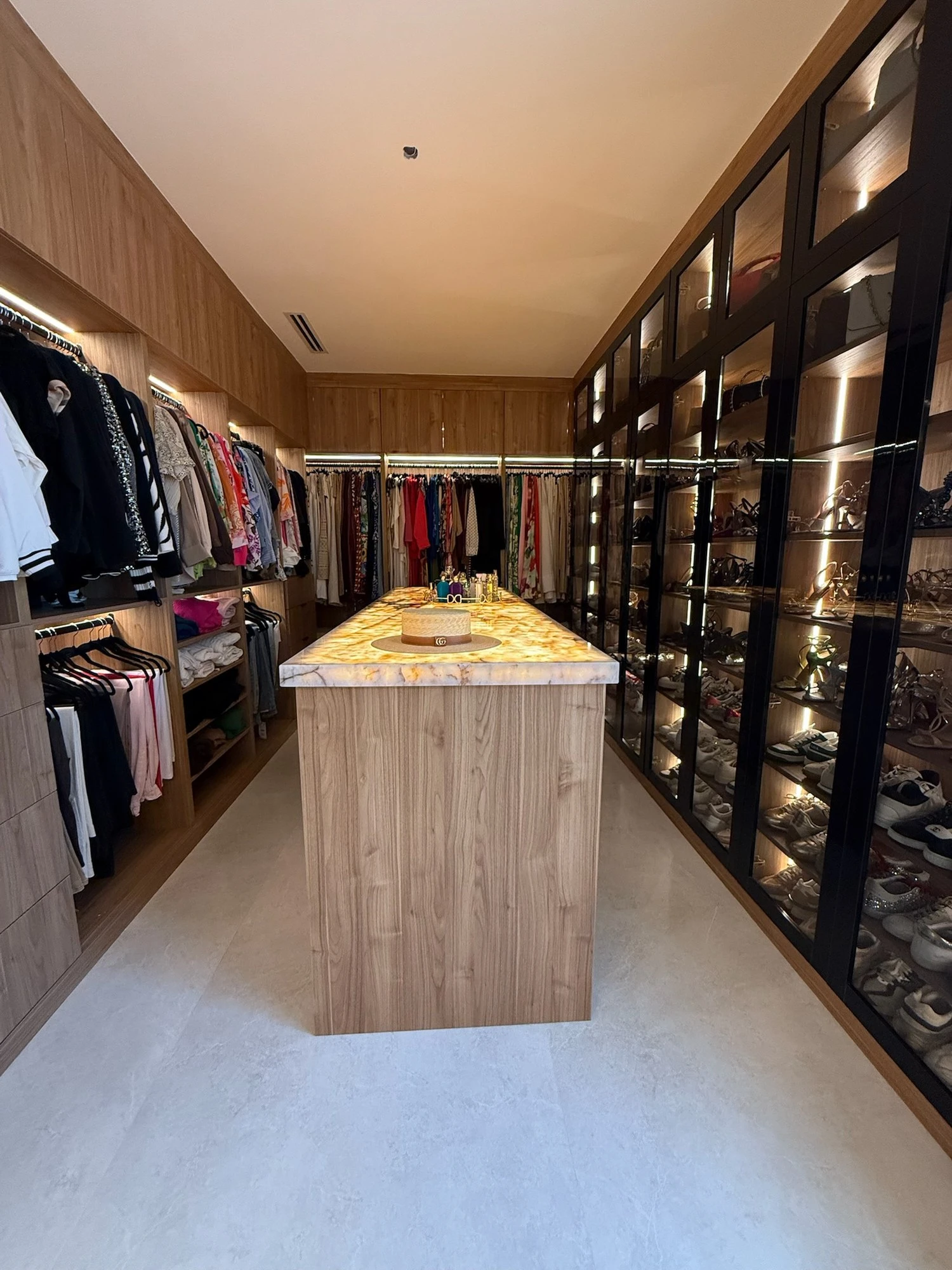 walk-in clóset con iluminación integrada de Closet Detail en Brickell, Florida