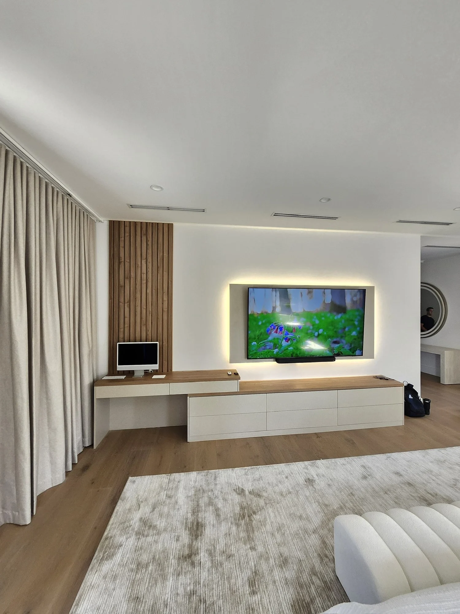 media wall de sala fabricado e instalado por Closet Detail en Coral Gables, Florida
