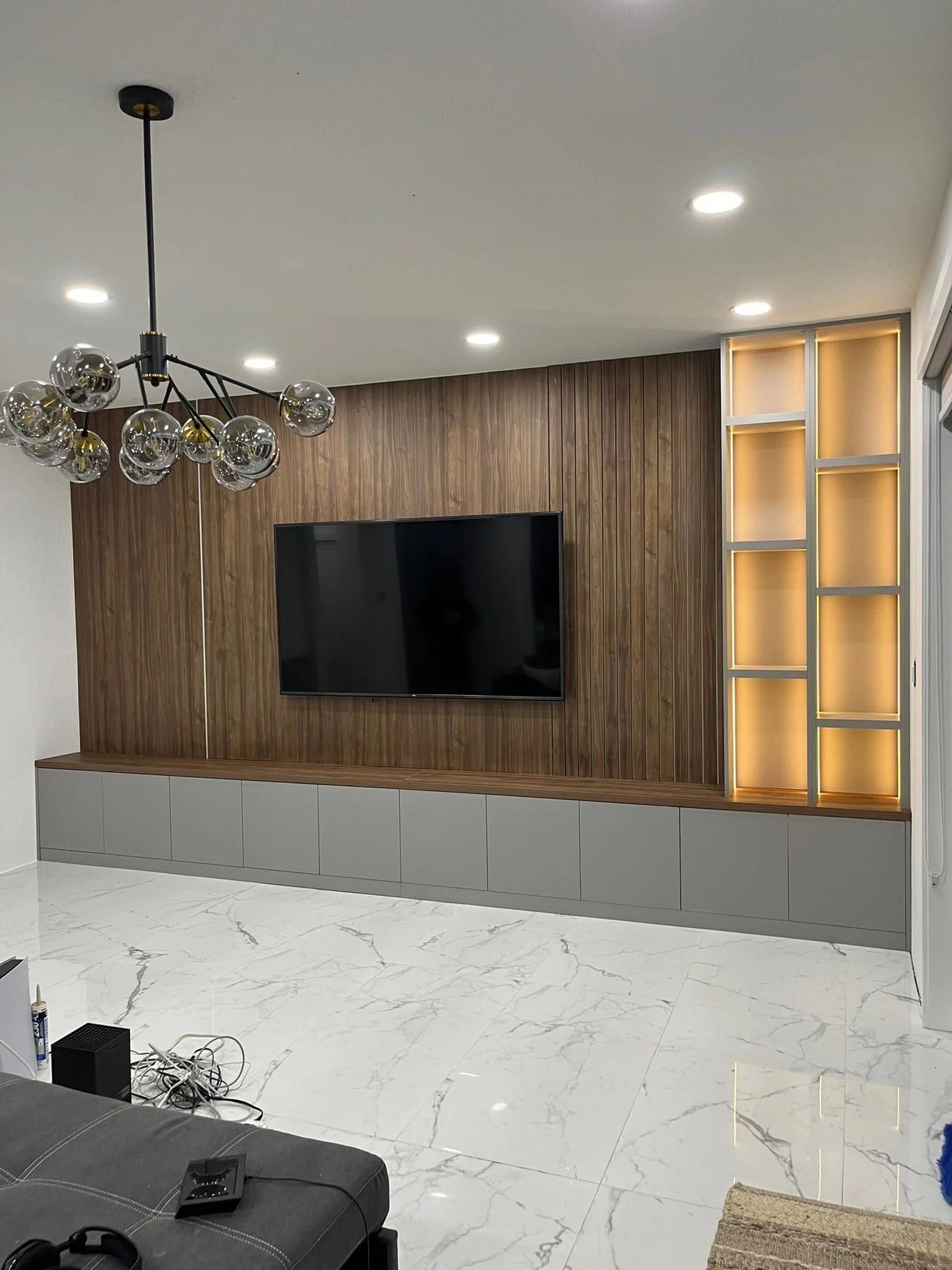 media wall de sala fabricado e instalado por Closet Detail en Weston, Florida