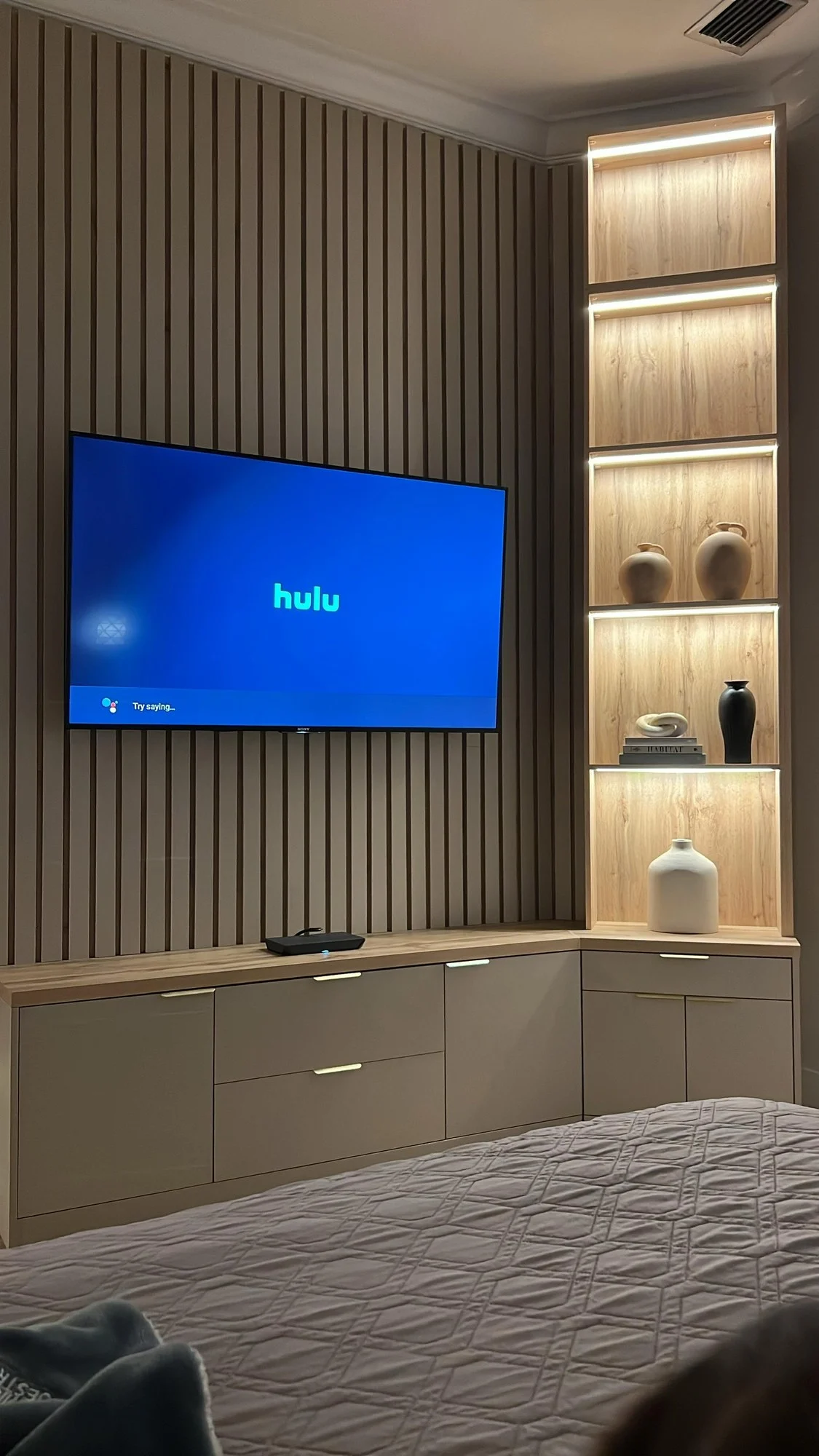 media wall de sala fabricado e instalado por Closet Detail en Brickell, Florida