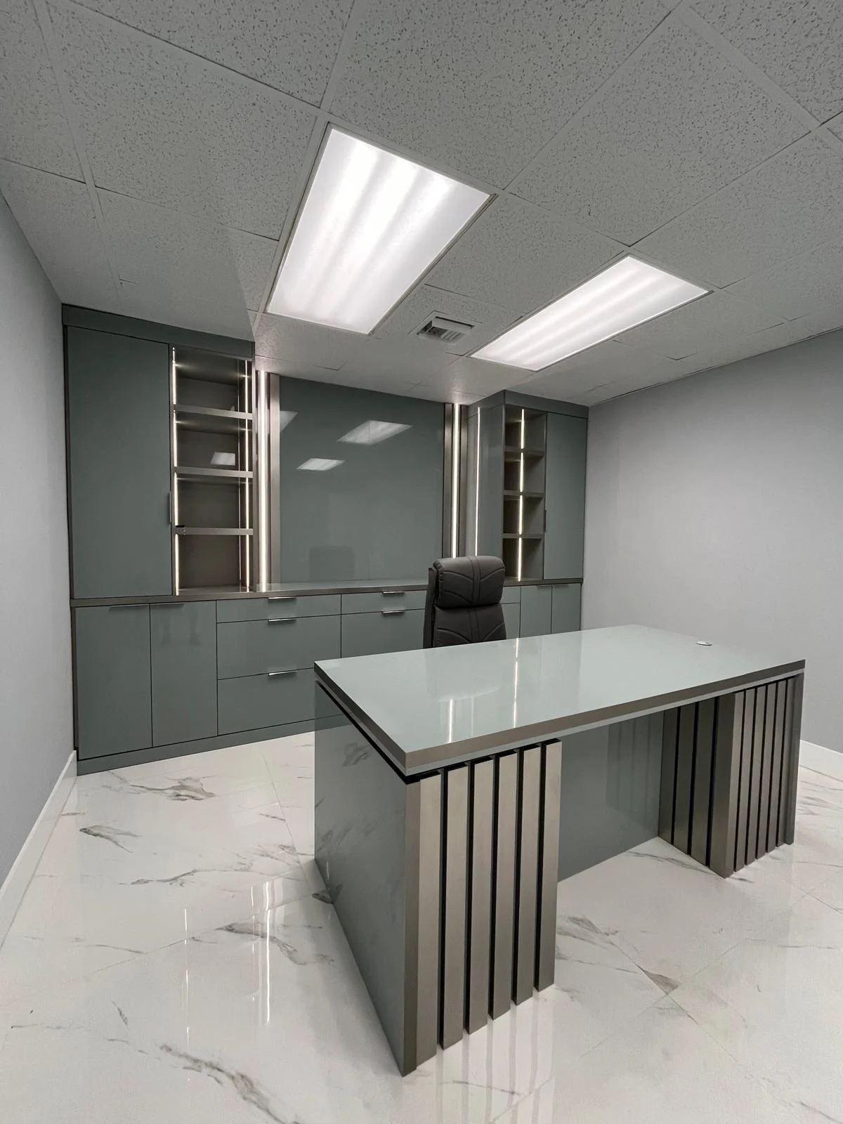 oficina en casa con muebles empotrados fabricado e instalado por Closet Detail en Weston, Florida